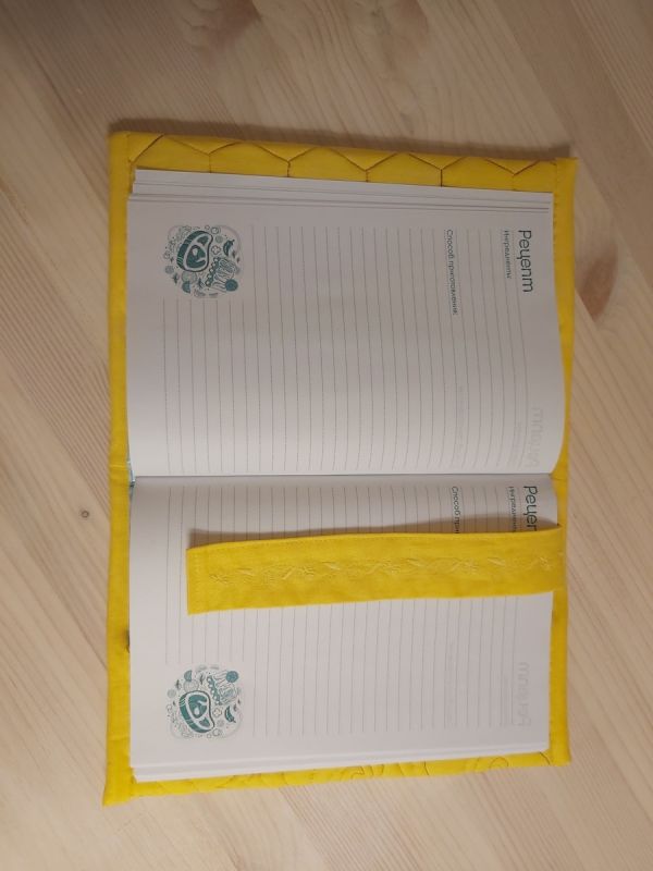 Комплект с прихваткой, полотенцем и кулинарной книгой "Пчелы"